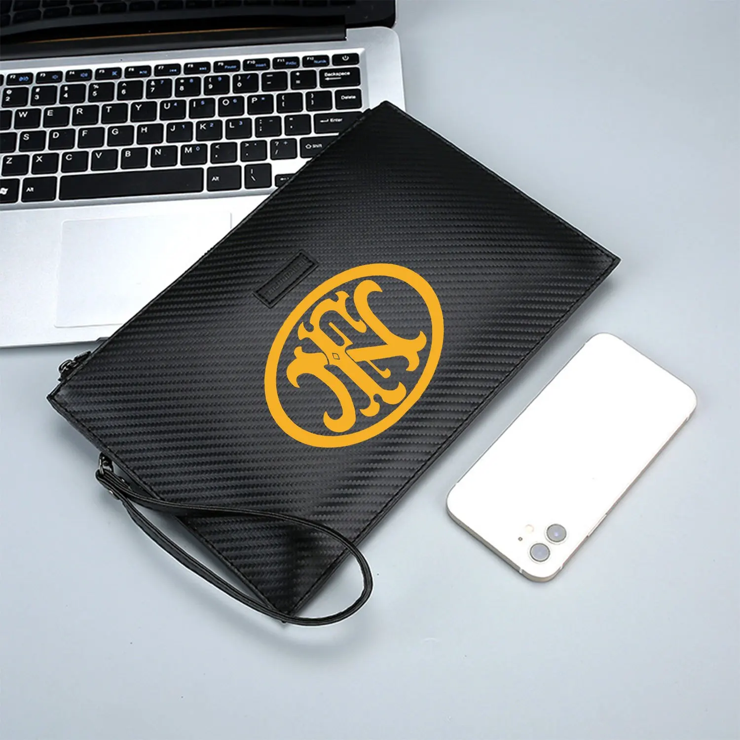 Логотип с надписью внутри овального дизайна. Элегантная мужская сумка из искусственной кожи с принтом, модная и практичная для повседневной носки