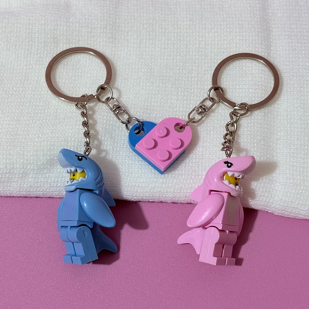 2 peças Chaveiro de Casal de Tubarões Rosa e Azul em Desenho Animado, com Blocos de Montar em Formato de Coração, Pingente para Mochila, Presente para Amigos