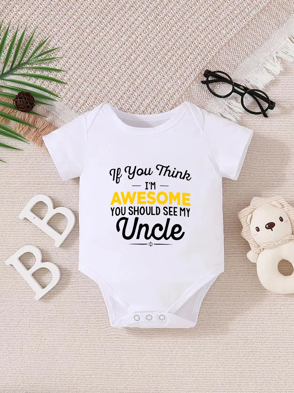 Baby short-sleeved triangle bodysuit, fun letter print, button design, easy to care for, suitable for new parents.