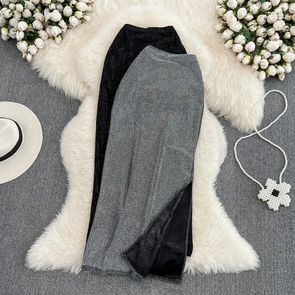 Elegancka spódnica o kroju litery A, o średniej długości, z wysokim stanem, wyszczuplająca, z rozcięciem z boku i zdobieniami z diamentów dla młodych kobiet.