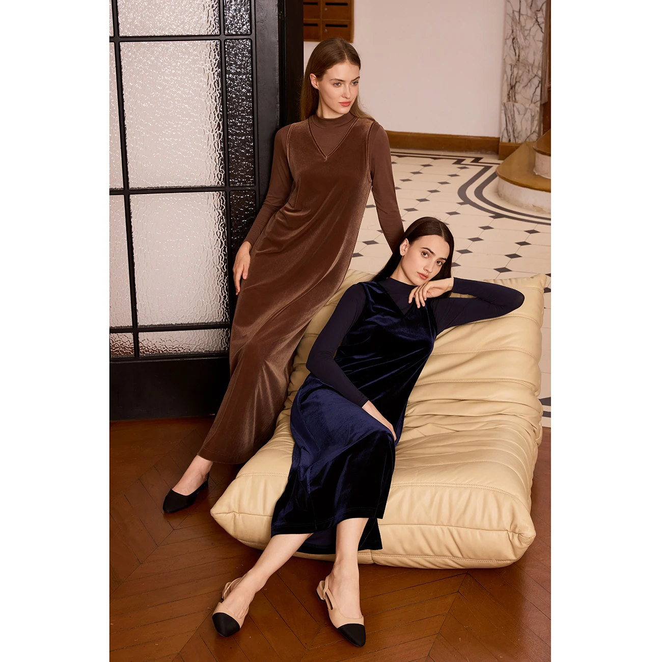 قميص AP للسيدات لخريف وشتاء 2026 شبكي فستان ماكسي مخملي برقبة على شكل V عالي الجودة