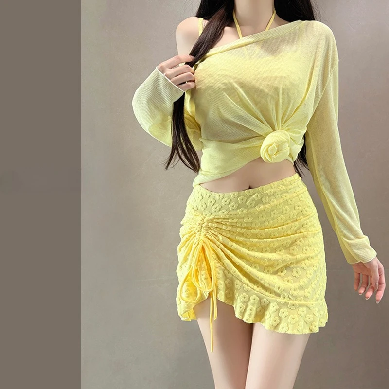 

Сексуальные купальники оверсайз с желтым цветочным принтом, 3 предмета: топ-халтер с завязками, мини-юбка и сетчатый накидной пеньюар с длинными рукавами.