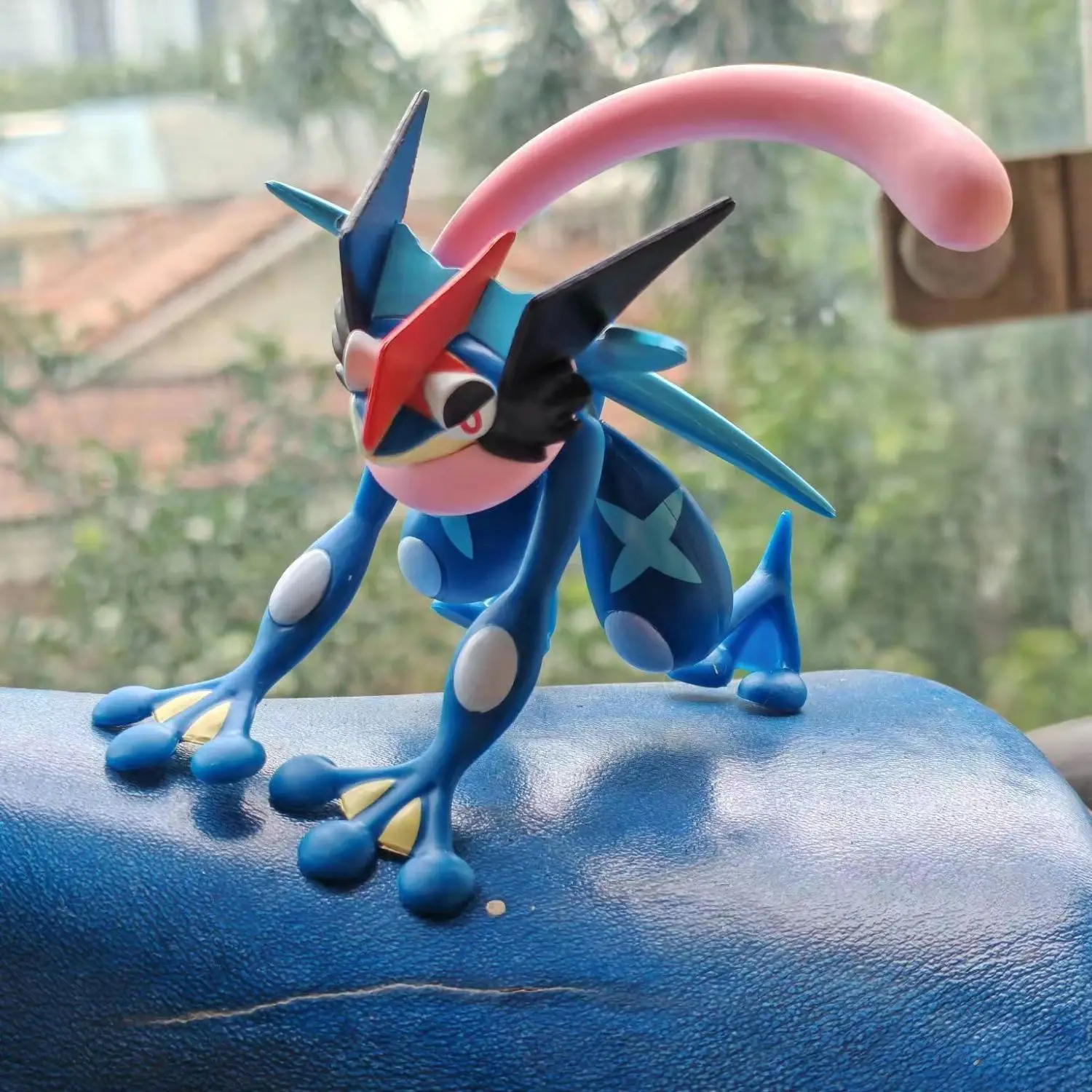 Figuras de Pokémon Greninja, Mega evolución Ash Ketchum Froakie Frogadier, decoración artesanal, regalo ornamental en miniatura