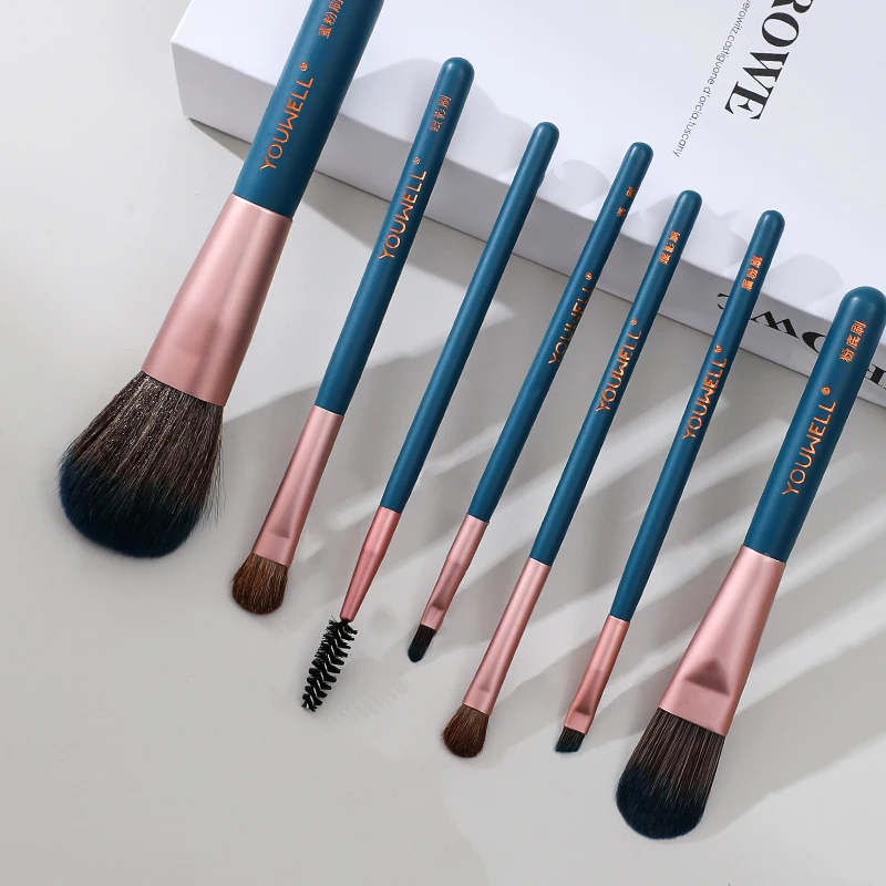 Stylish Makeup Brush Set With Pouch. Soft Bristles, Full Coverage. Elevate Your Beauty Routine!