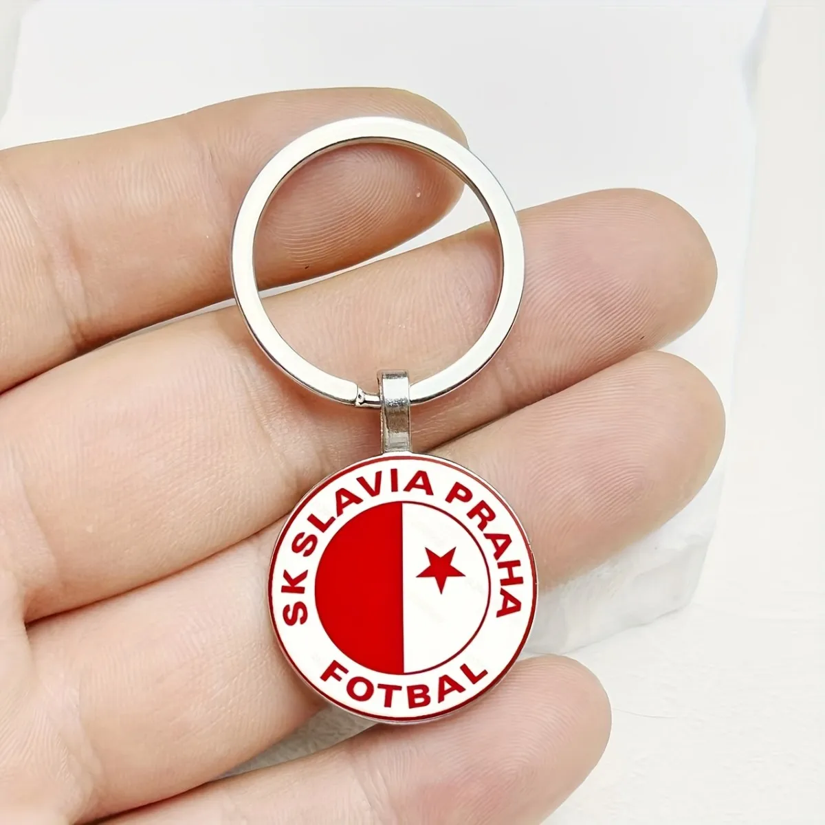 سلسلة مفاتيح Slavia براغ مع شارة حمراء وبيضاء. حلقة مفاتيح معدنية متينة، هدية مثالية لامعة لأي مشجعي كرة القدم.