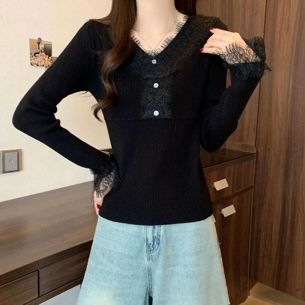 Modny sweter damski z koronkowymi wstawkami, długi rękaw, jesień 2025, nowy, dekolt w serek, dopasowany krój, dzianinowe topy, retro zapinanie na guziki, uniwersalna odzież dzianinowa.