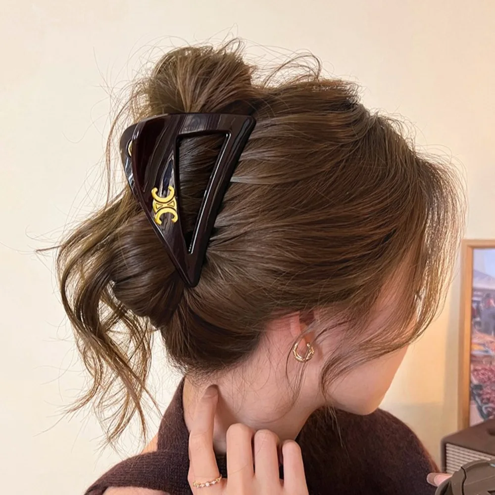 

Новый простой треугольный зажим для женщин, новинка 2023 года, высококачественный зажим в виде акулы, зимний диск, головной убор, заколка для волос на затылке