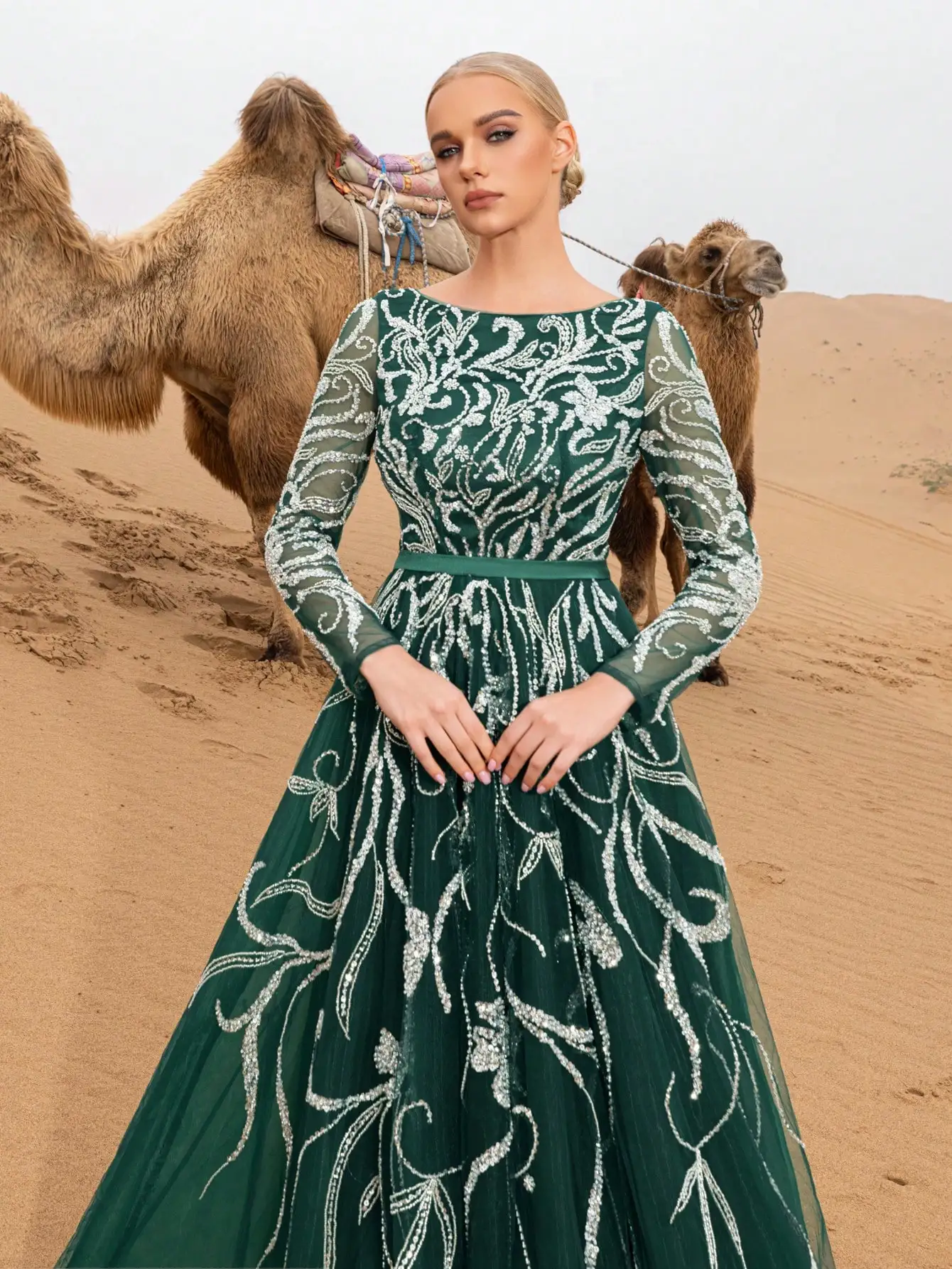 Prachtige formele galajurken en avondjurken met boothals en bloemenpailletten en kralen