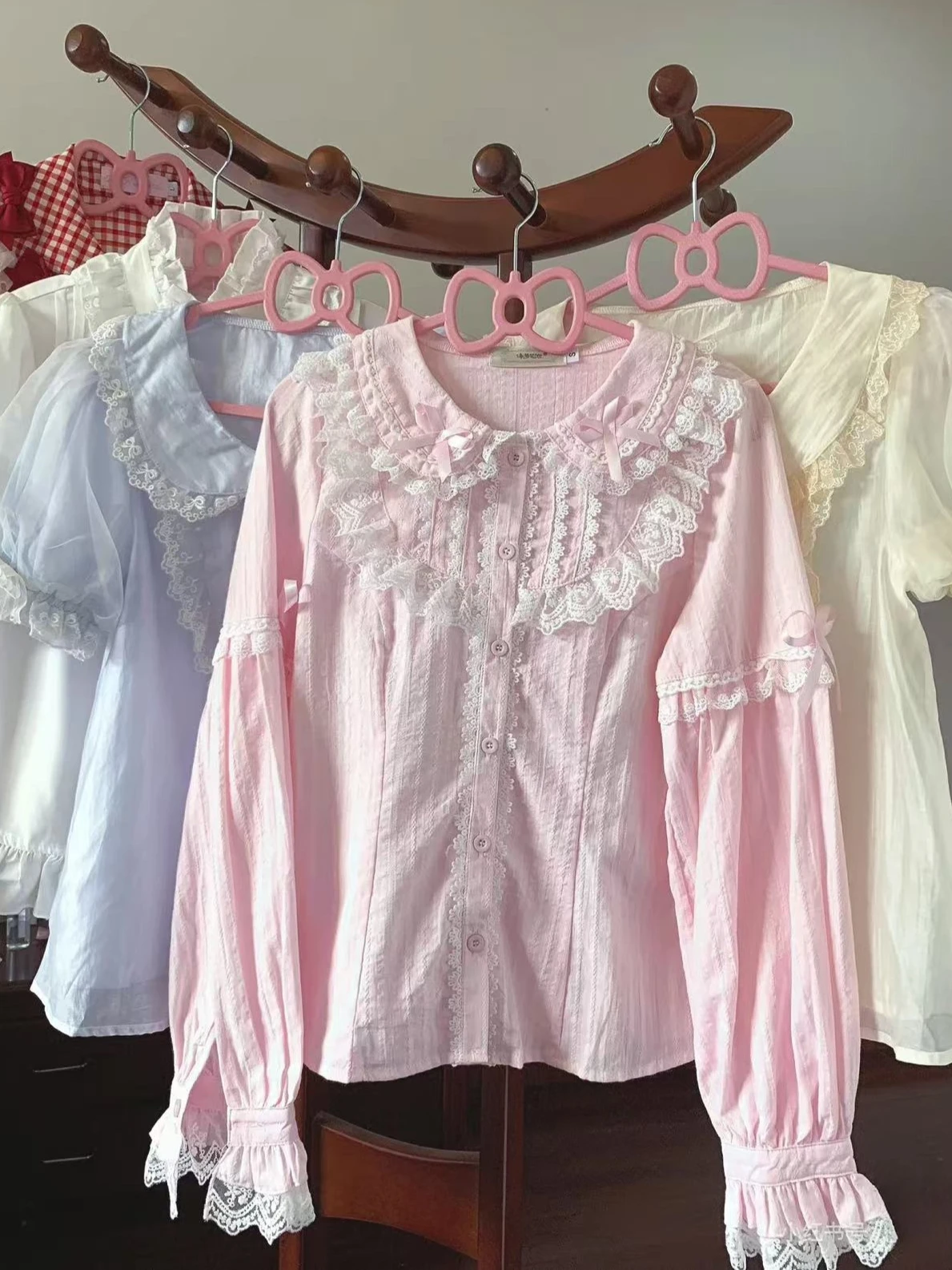 

Женская блузка в стиле японской лолиты 2026: кавайная, в стиле Харадзюку, с бантом, кружевом, пэчворком, легкая, милая, с оборками, повседневная рубашка, топ