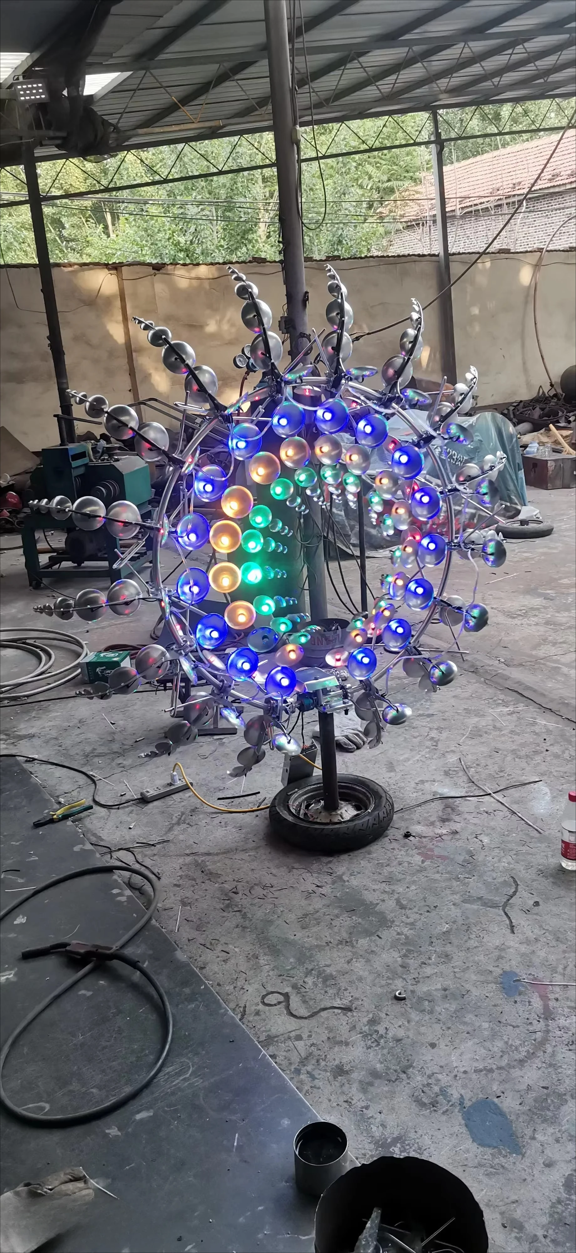 2022 New Design Outdoor Decoration Stainless Steel 2 Meter Diameter Dynamic Wind Rotator Sculpture Diode Dynamic Sculpture