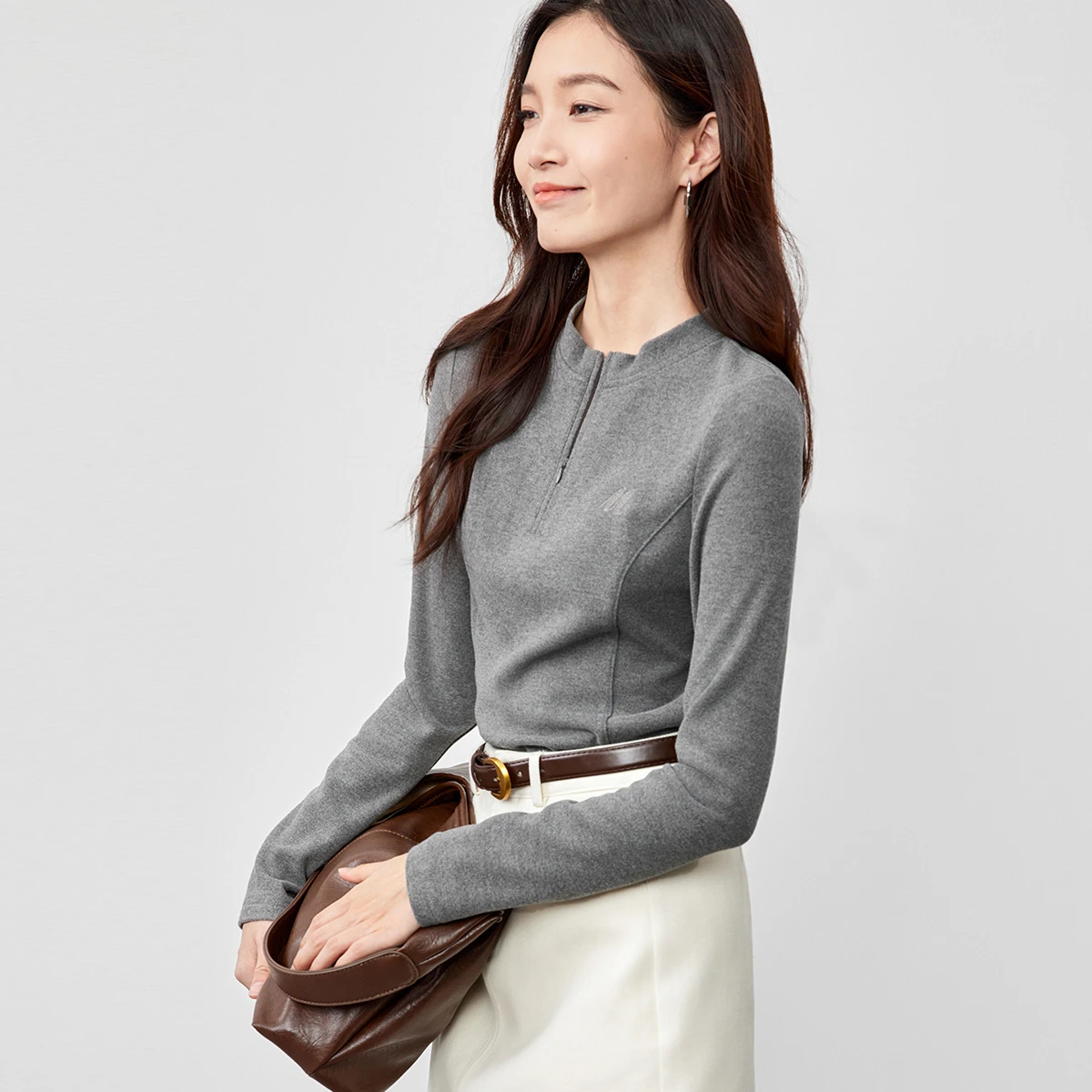 SENTUBILA Pullover lavorato a maglia da donna 2025 Autunno Mezza cerniera Colletto alla coreana Ricamo Top Slim-Fit Abbigliamento donna elegante 143T56422