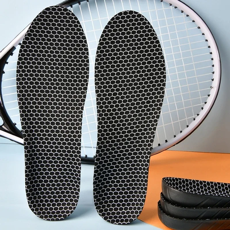 Schwarze orthopädische Einlegesohlen mit Fußgewölbestütze, stoßdämpfende Sporteinlagen, atmungsaktive, geruchshemmende Schuhpolster für Laufen, Gehen und Training – Detail 6