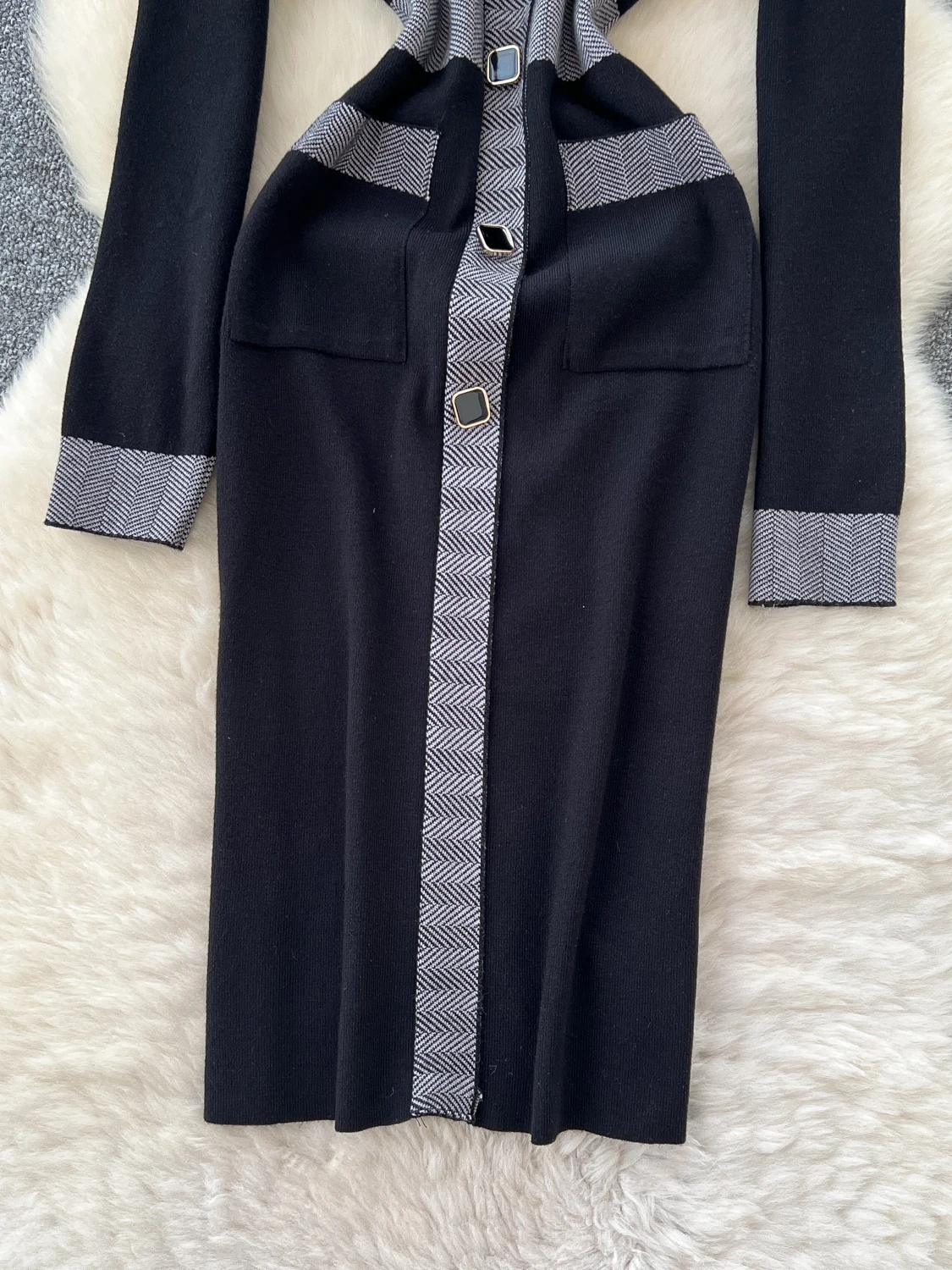 فستان أنيق محبوك بأكمام طويلة وياقة على شكل V للنساء، فستان بخصر مرتفع وتصميم A-line، بألوان متباينة وقصة ضيقة مع زر واحد، فس...