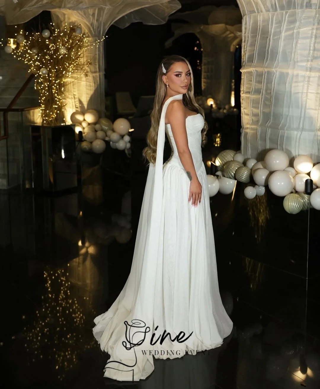 Oine Arabic Chiffon Wedding Dress Customized Off White Sweetheart Collar Bridal Gown With Scarf Pleats A-Line Bride Party Dress