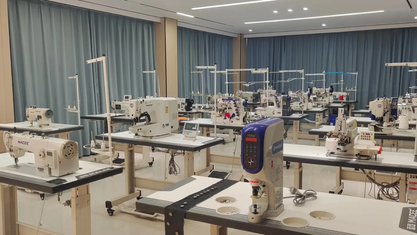 C 600-01D Cylinder Bed Interlock Sewing Machine Industrial High Speed 3/5 Thread Interlock Equipment For Jeans Canvas Thick Fabr
