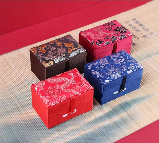 Custom 9x6x5cm Chinese Silk Brocade Small Gift Box Cotton Filled Christmas Wedding Party Favor Boxes Watch Crafts Storage Case