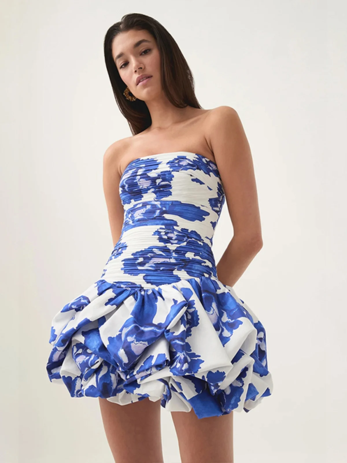 Vestido de Dama de Honra Estilo Praia de Verão com Ombros Elásticos Psados, Saia Curta com Barra em Camadas, Silhueta em A...