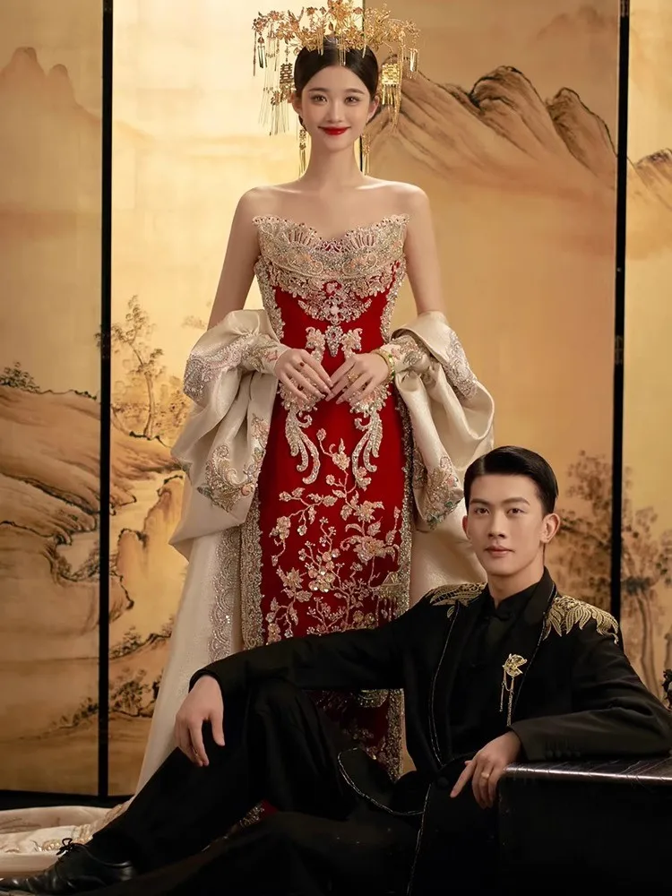 A new Chinese-style wedding dress with dragon-tailed cheongsam and dragon phoenix gowns featuring crown red cape