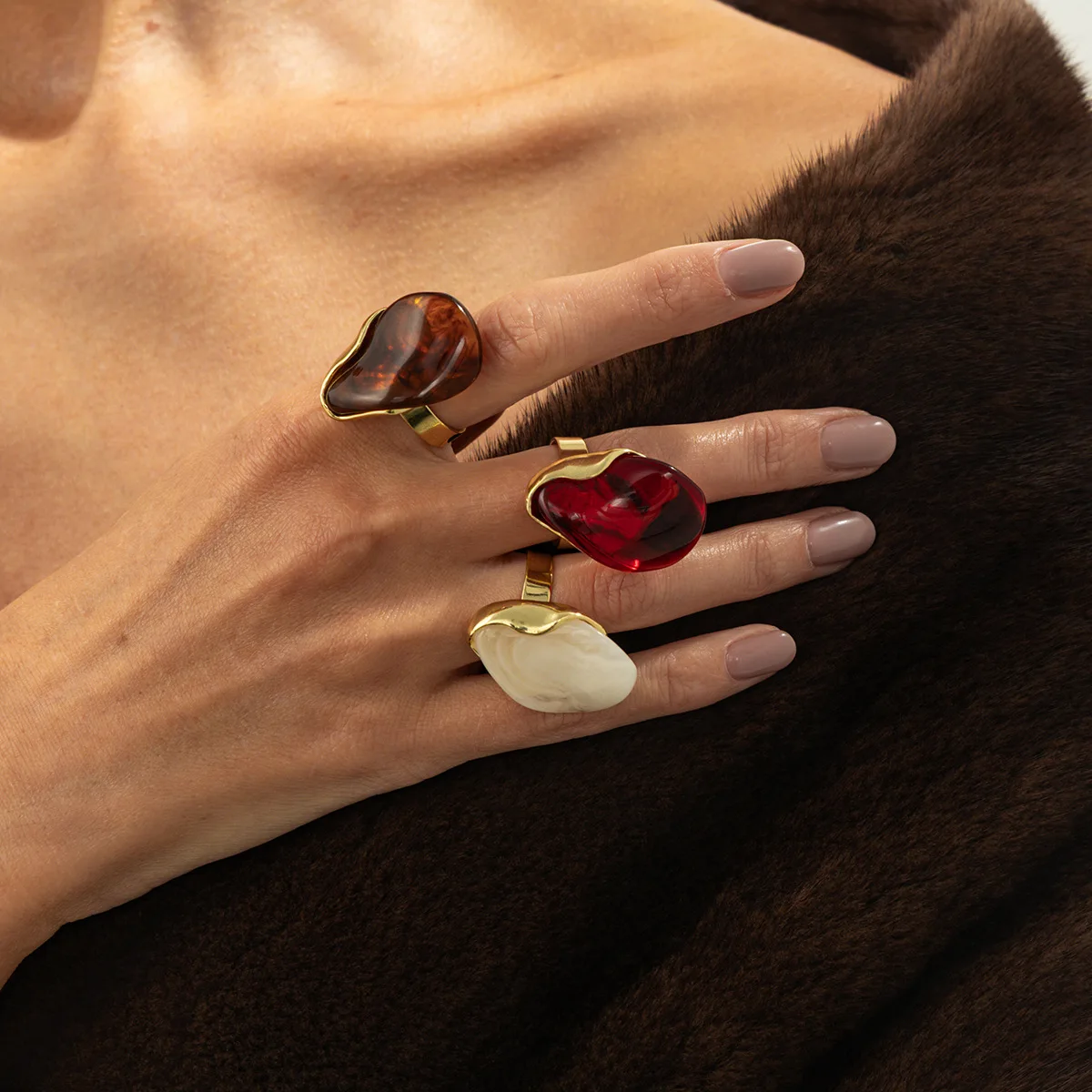 موضة مطعمة الراتنج الشفاف قابل للتعديل المفتوحة خواتم المرأة الرجعية غير النظامية الذهب اللون المفصل الدائري مجوهرات الحفلات الساحرة