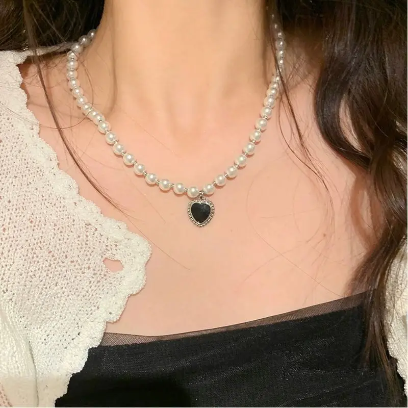 Collar de perlas con colgante en forma de corazón para mujer, cadena de clavícula de nicho elegante de lujo ligero, sensación de alta gama