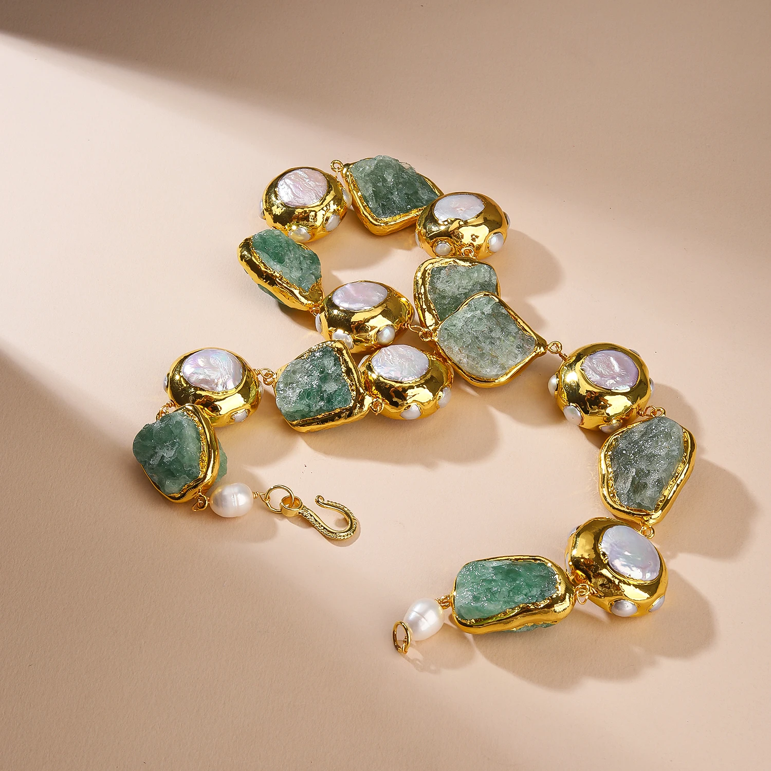 

18K Gold Plated Copper Bezel Natural Freshwater Pearl with Green Strawberry Crystal Link Necklace for Weddings in Europe America