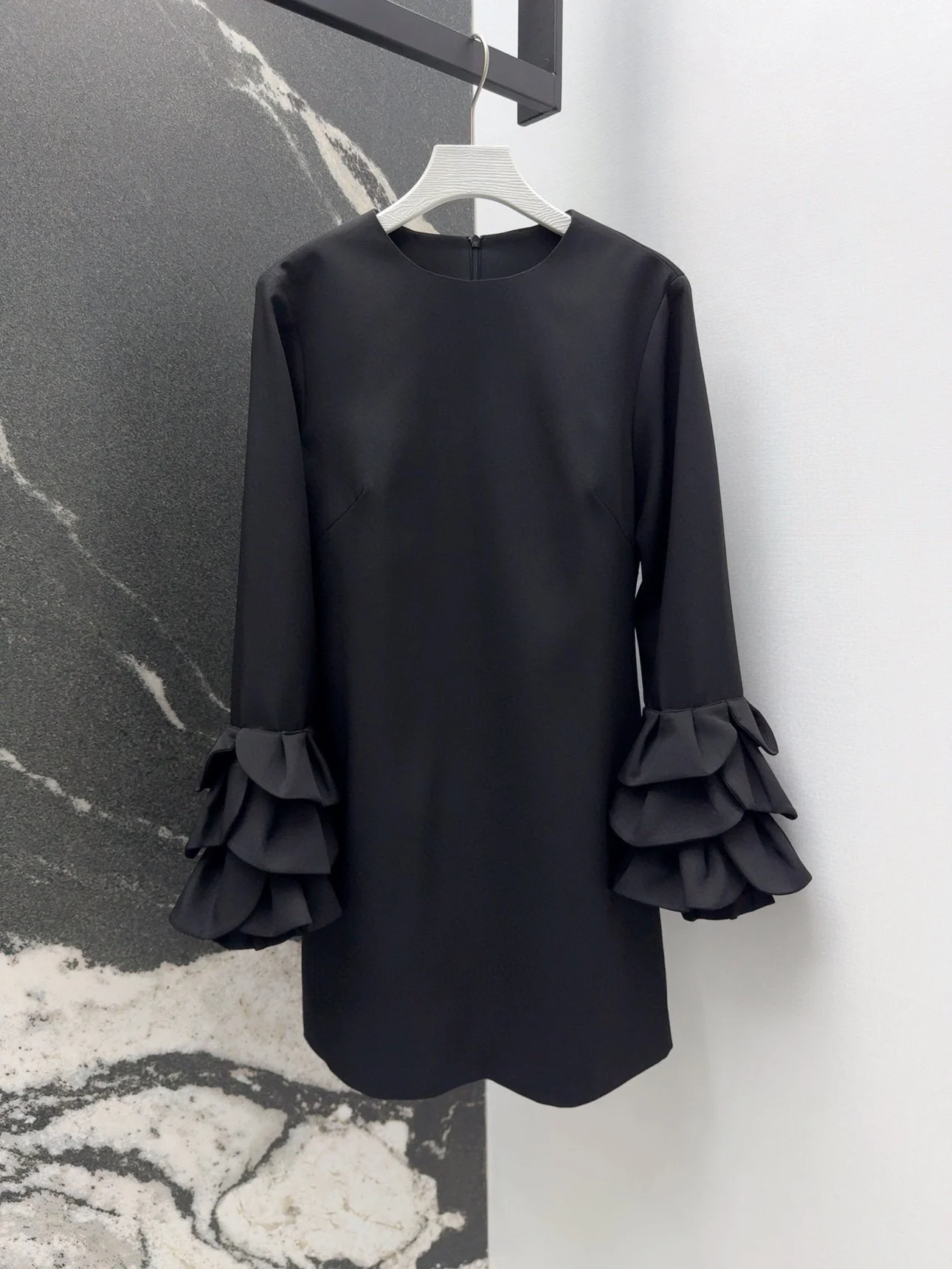 

2024 Autumn/Winter New Women's Clothing Black three-dimensional petal decorated sleeve dress 0922