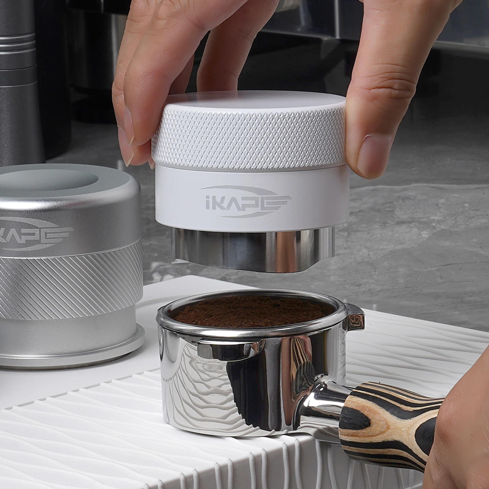 موزع قهوة IKAPE، موزع إسبريسو قابل للتكيف من الفولاذ المقاوم للصدأ يناسب فلتر القهوة الإسبريسو مقاس 51/54/58 مم (أبيض) #2