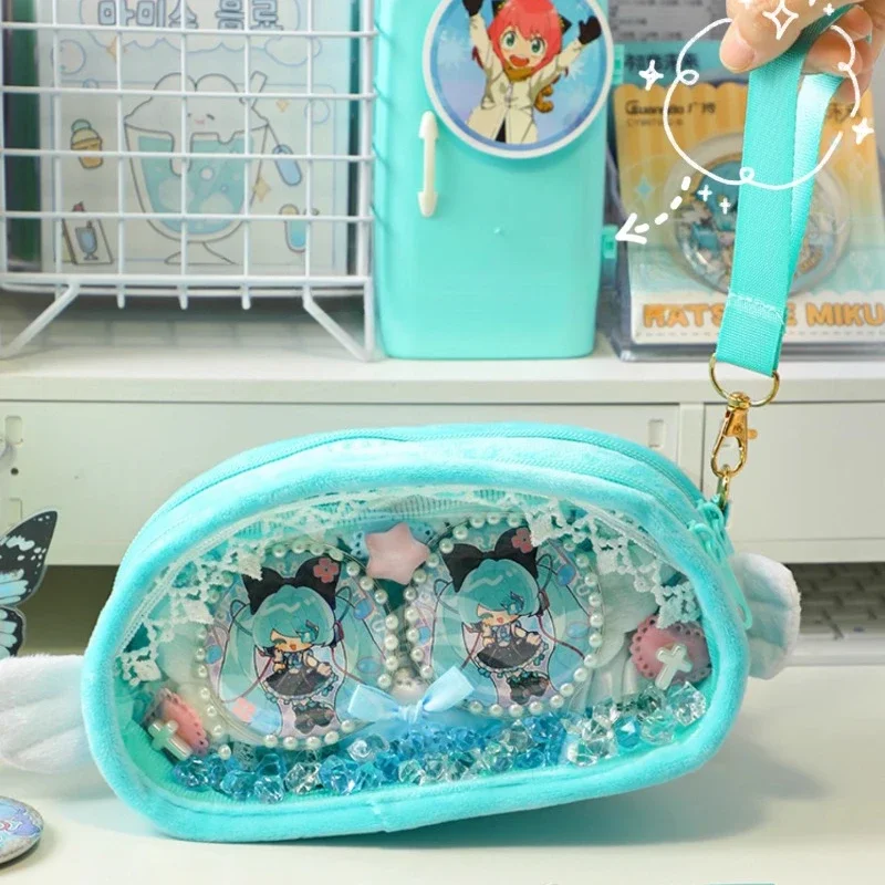 Miku Bleistiftbeutel Anime Peripherie Niedlicher Cartoon Diy Itabag Kawaii Große Kapazität Briefpapierbox als Geburtstagsgeschenk für Freunde