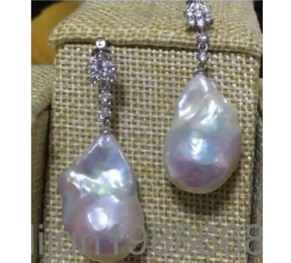 

Очаровательная пара висячих сережек 925s с белым жемчугом Южного моря в стиле барокко диаметром 15–22 мм.