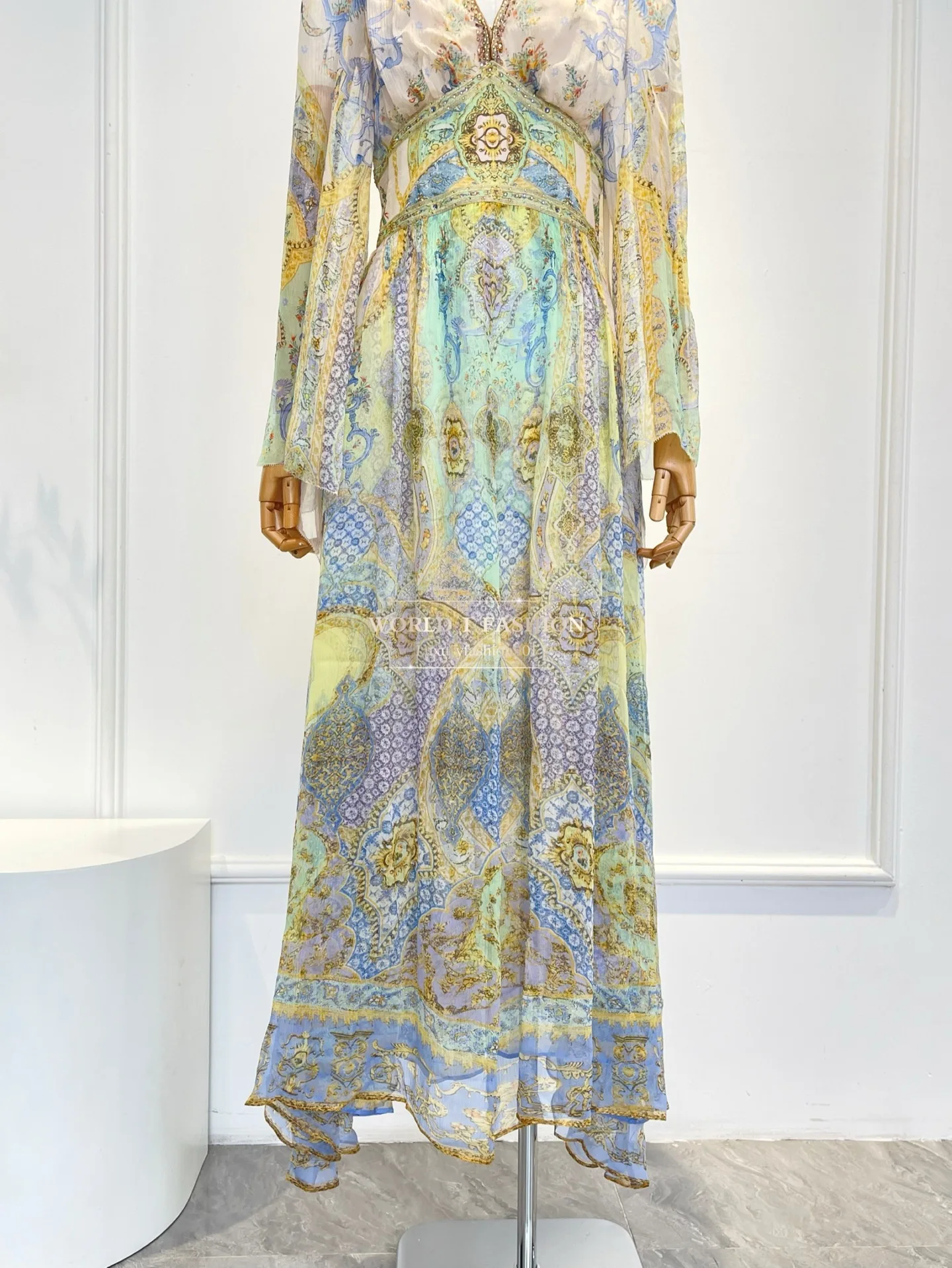 Abito midi con diamanti a maniche lunghe con stampa floreale verde