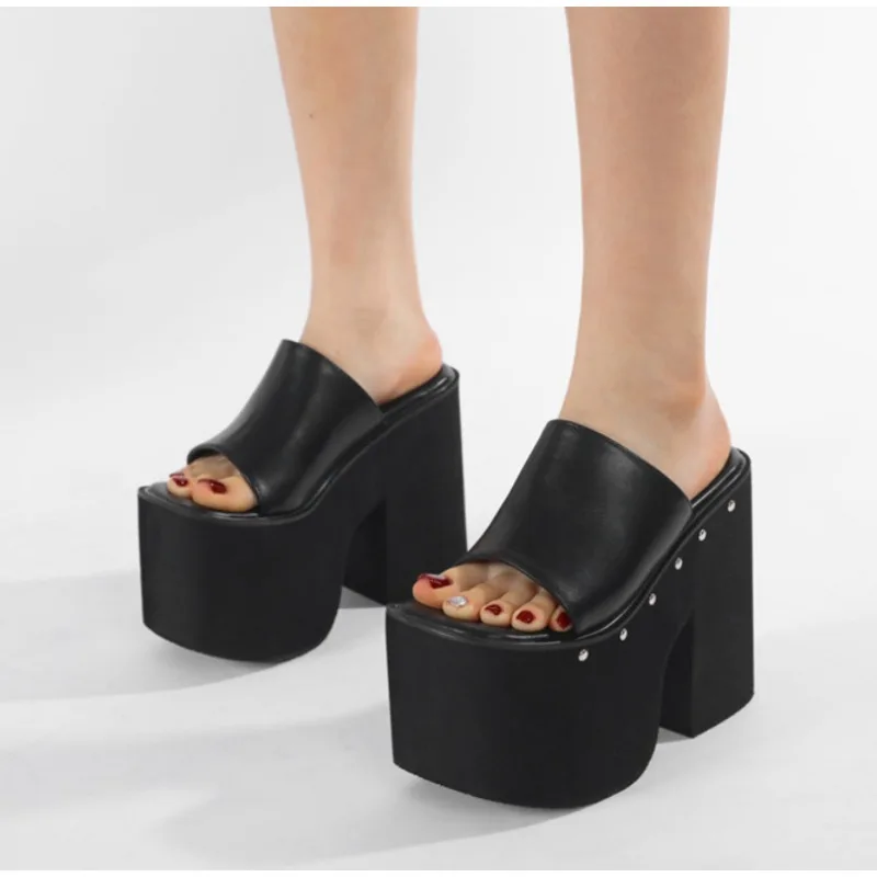 

Женские летние сандалии на платформе с клиновидным каблуком, с заклепками, с открытым носком, на толстой подошве, очень высокие каблуки, тапочки для женщин, в стиле панк, черные сандалии