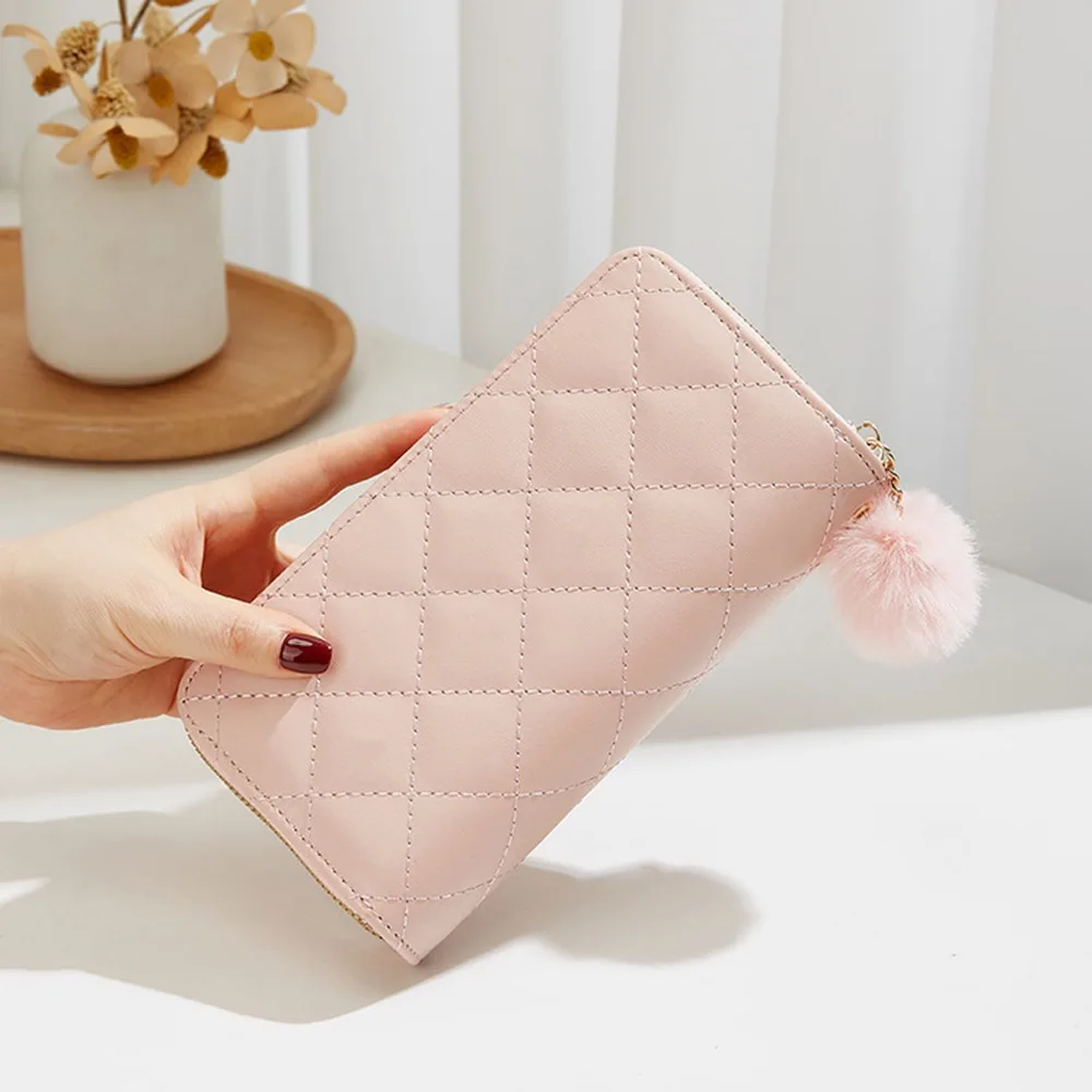 กระเป๋าสตางค์ผู้หญิงแบบยาว ทรงคลัทช์ หนัง PU ซิปคู่ พร้อมพวงกุญแจขนนุ่ม  กระเป๋าใส่บัตรทรงเหลี่ยมนุ่ม  สำหรับใช้กลางแจ้ง