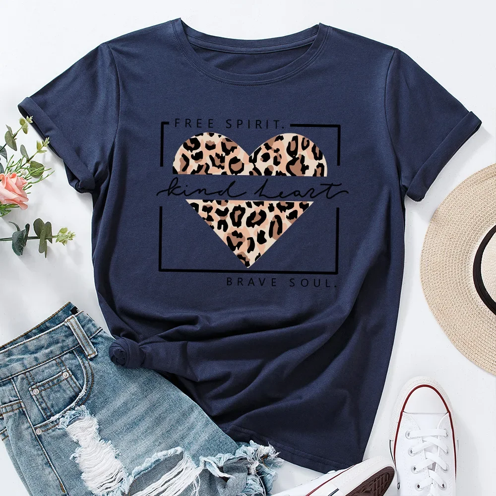 Camiseta estampada com coração de leopardo feminino, camiseta feminina de verão casual manga curta, camiseta básica, tops de algodão