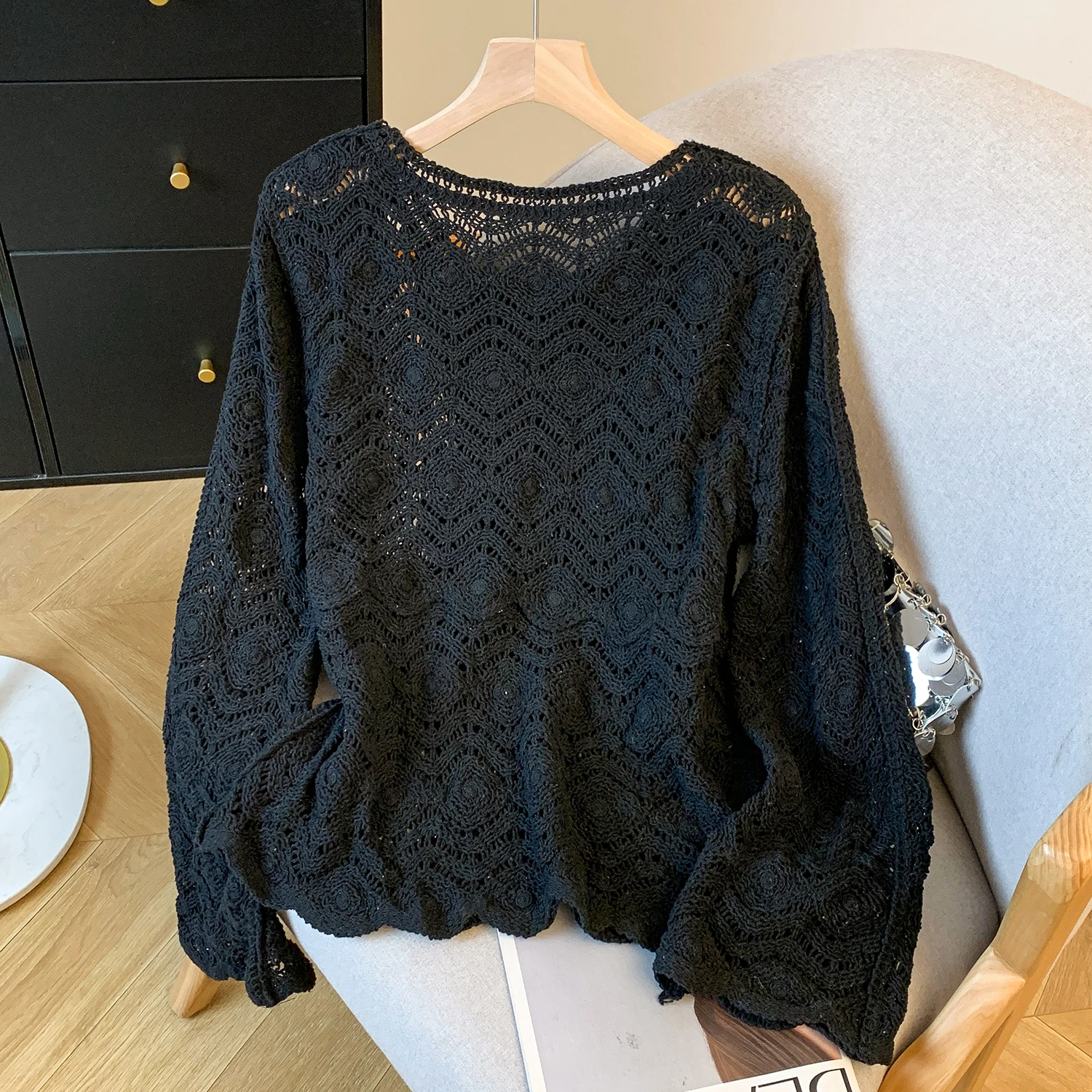 เสื้อถักผู้หญิงลำลองทรงหลวม แขนยาว แต่งลูกไม้ฉลุลาย ผ้าถักเนื้อบางเบา ผสมโพลีเอสเตอร์และผ้าฝ้าย