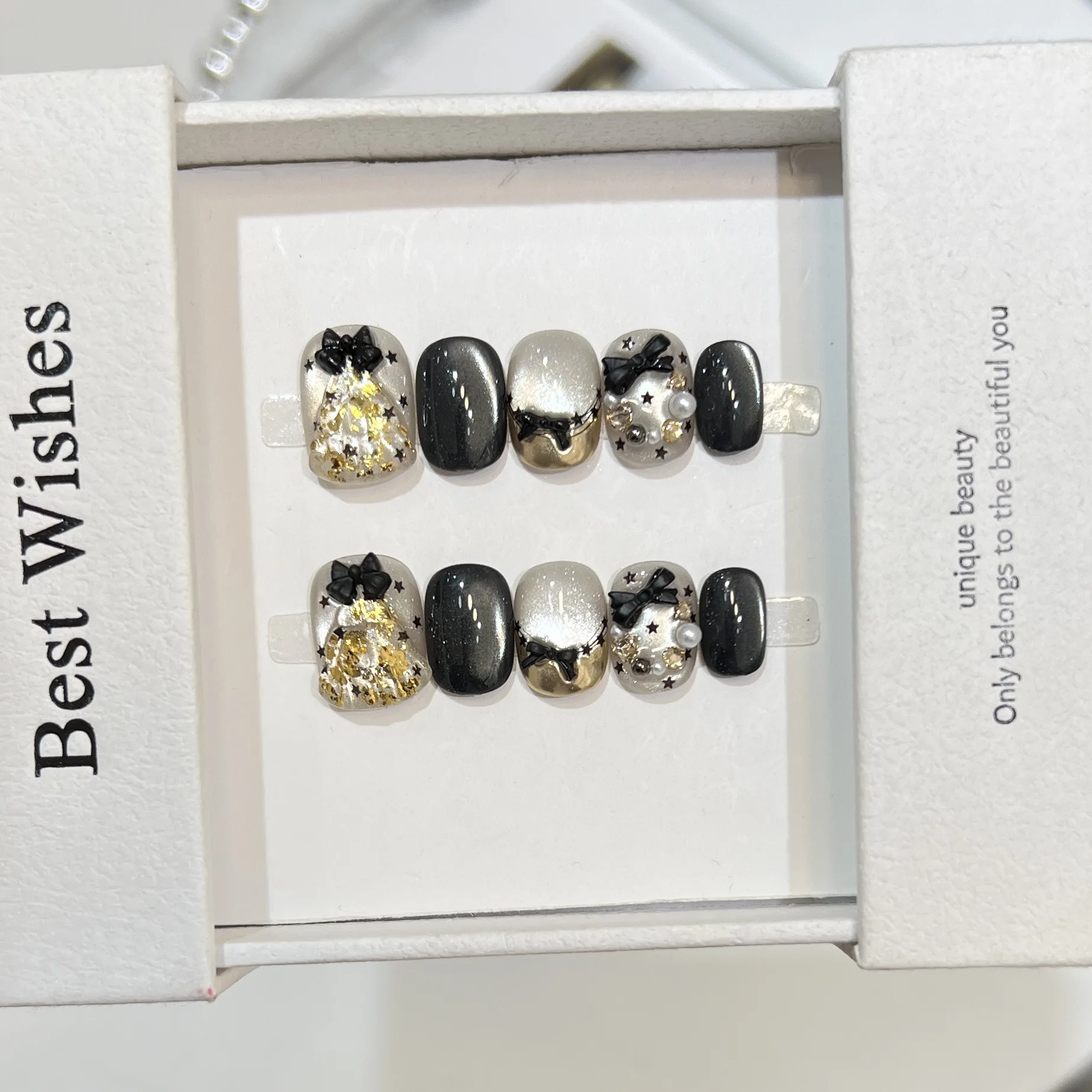 10 Stück kurze, runde, niedliche künstliche Nägel, schwarz, 3D-Schleife, glänzend, mit Nagelspitzen, Goldfolie, Glitzer, Katzenauge-Designs, Maniküre für Weihnachten