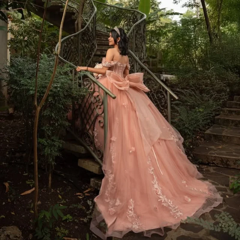 Abito Quinceanera arancione chiaro con spalle scoperte Decalcomania fiore 3D in cristallo di pizzo Coda lunga Fiocco abiti da 15 Quinceanera ﻿ Personalizza