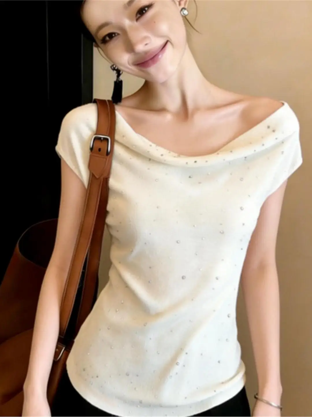 

Early Spring Luxury Ice Silk T-Shirt Women's Short Sleeve Slimming Waist Design Sparkling Rhinestone Choker Neck Top