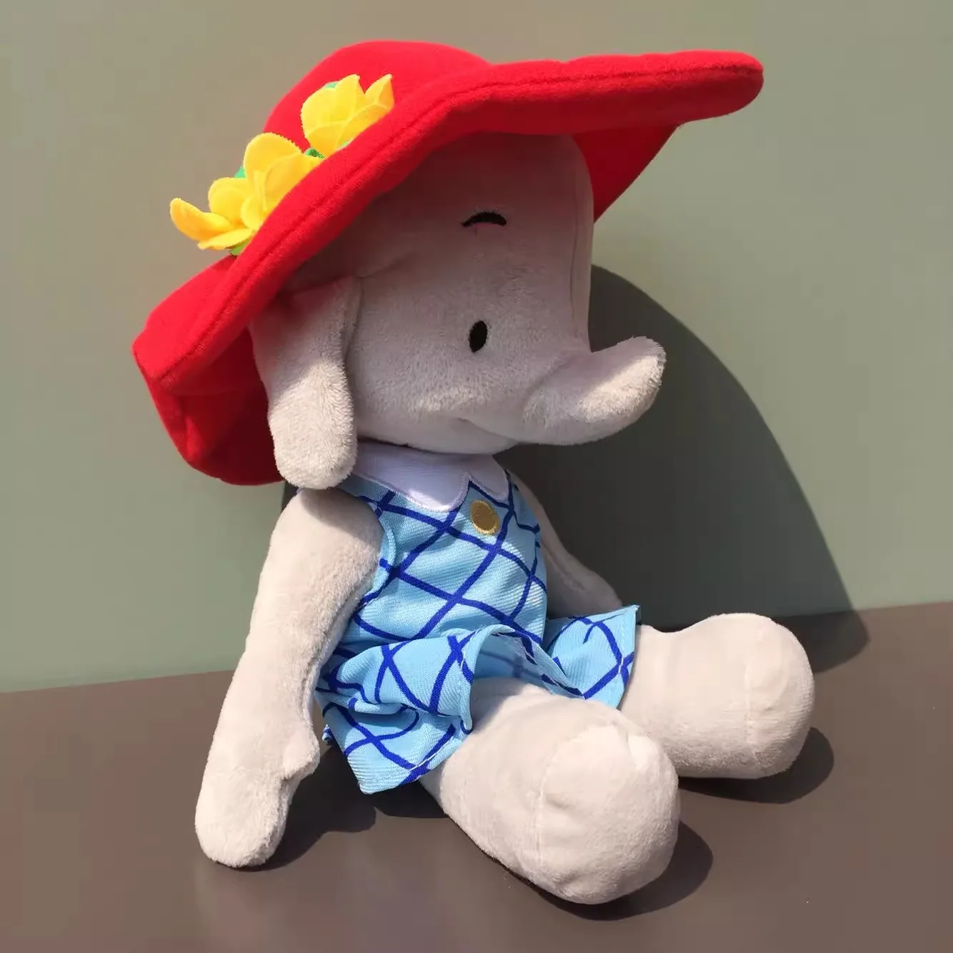 Simpatico cappello rosso che canta, elefante, bambola musicale rilassante farcita Ella, regalo di compleanno ideale per i bambini