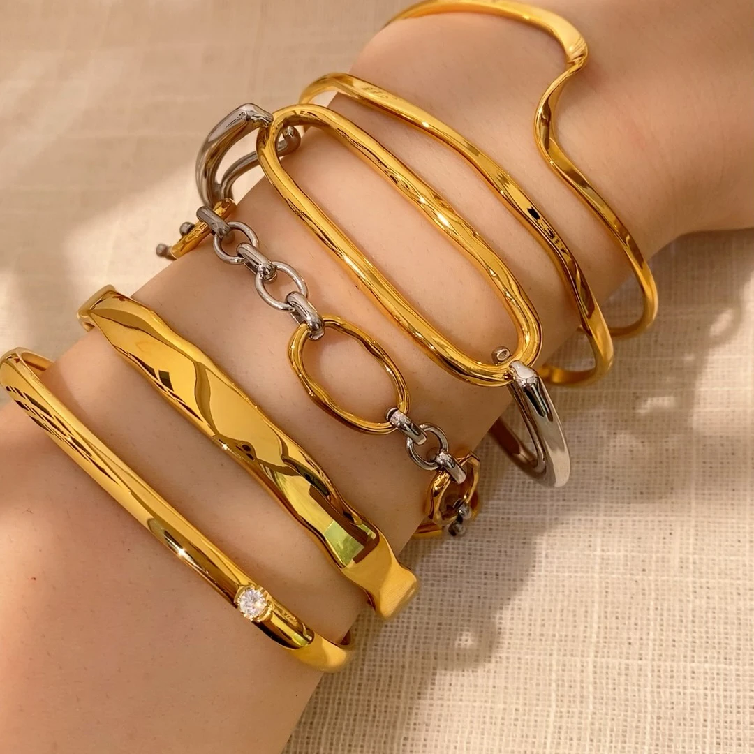 Neuer Gold-PVD-beschichteter zweifarbiger offener Armreif, anlaufgeschützt, geometrisch, wasserdicht, modischer Edelstahlschmuck für Damen