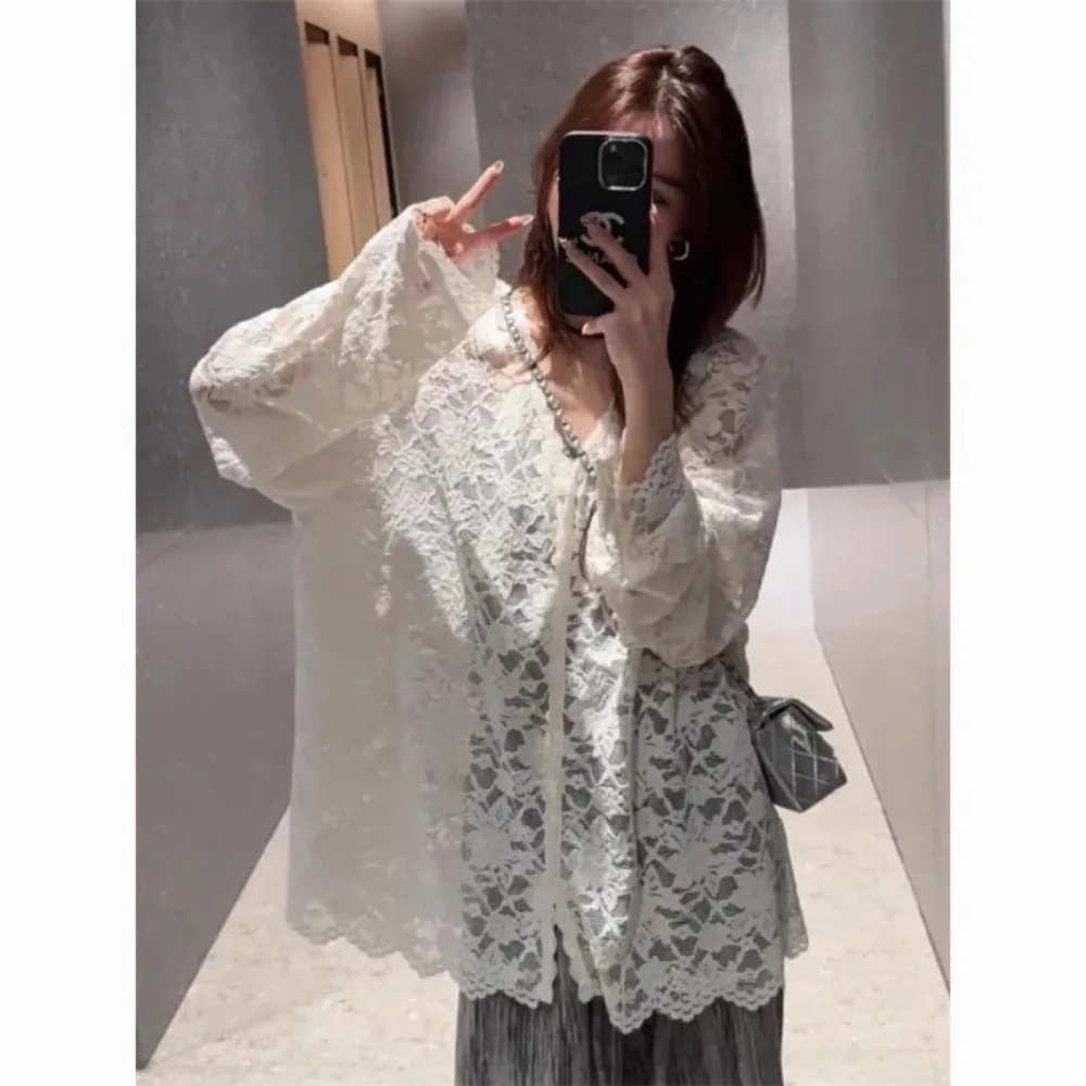 Camisa de encaje con cuello en V para mujer, camiseta elegante de manga acampanada con temperamento, camisas sencillas de Color sólido a la moda para primavera y otoño