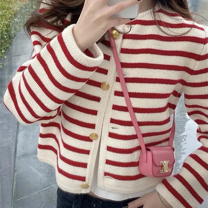 Autumn and winter Korean contrasting striped knitted cardigan women\'s winter single -row metal buckle pocket sweater cardigans