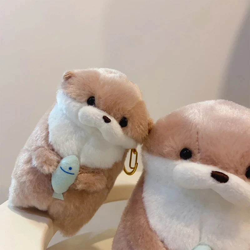 Cute Otters Plush Pendant Keychain, Chaveiros de mochila elegante, Carteira chave linda bolsa escolar, Segurando peixe