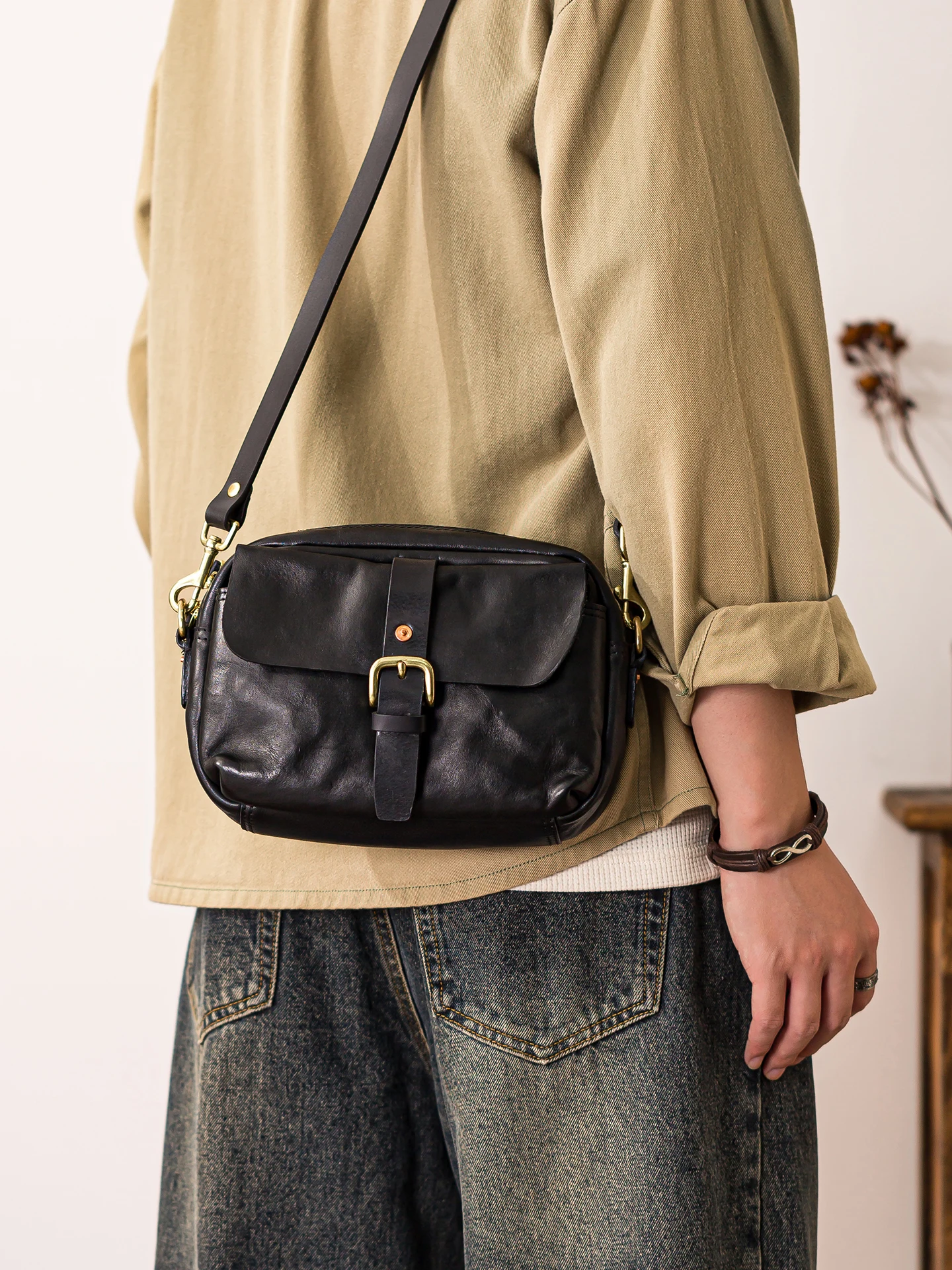 PNDME fashion handmade vegetable tanned cowhide men's shoulder bag weekend casual luxury genuine leather black crossbody bag