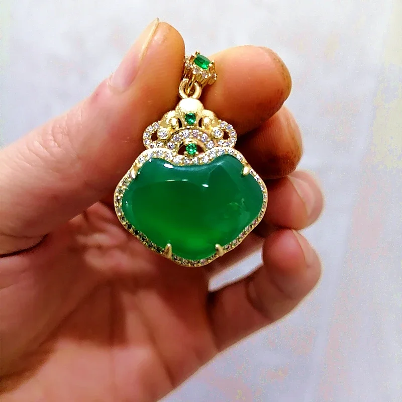 

Natural Green Chalcedony Ruyi Lock Pendant Fashion Boutique Jewelry Men and Women's Green Agate Necklace