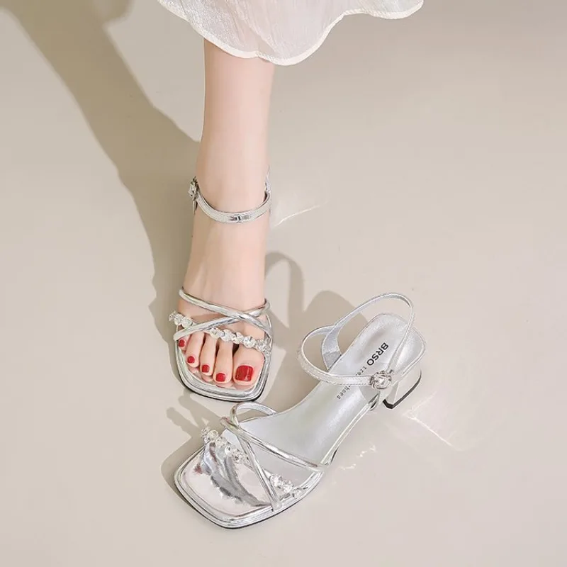 

Женские сандалии 2021, новые летние тапочки на среднем каблуке с квадратной головкой и заклепками, тонкий ремешок и пряжкой, повседневные удобные сандалии