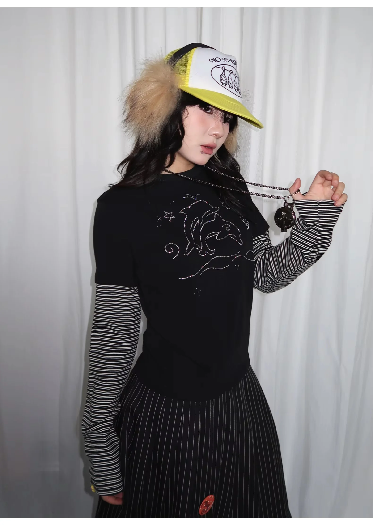 Damen Y2K Fake Zweiteiler Langarm-Oberteil mit Schwarz Gestreiften Ärmeln, Strass-Delfin-Print, Slim Fit, Süßes Alt-T-Shirt – Detail 2