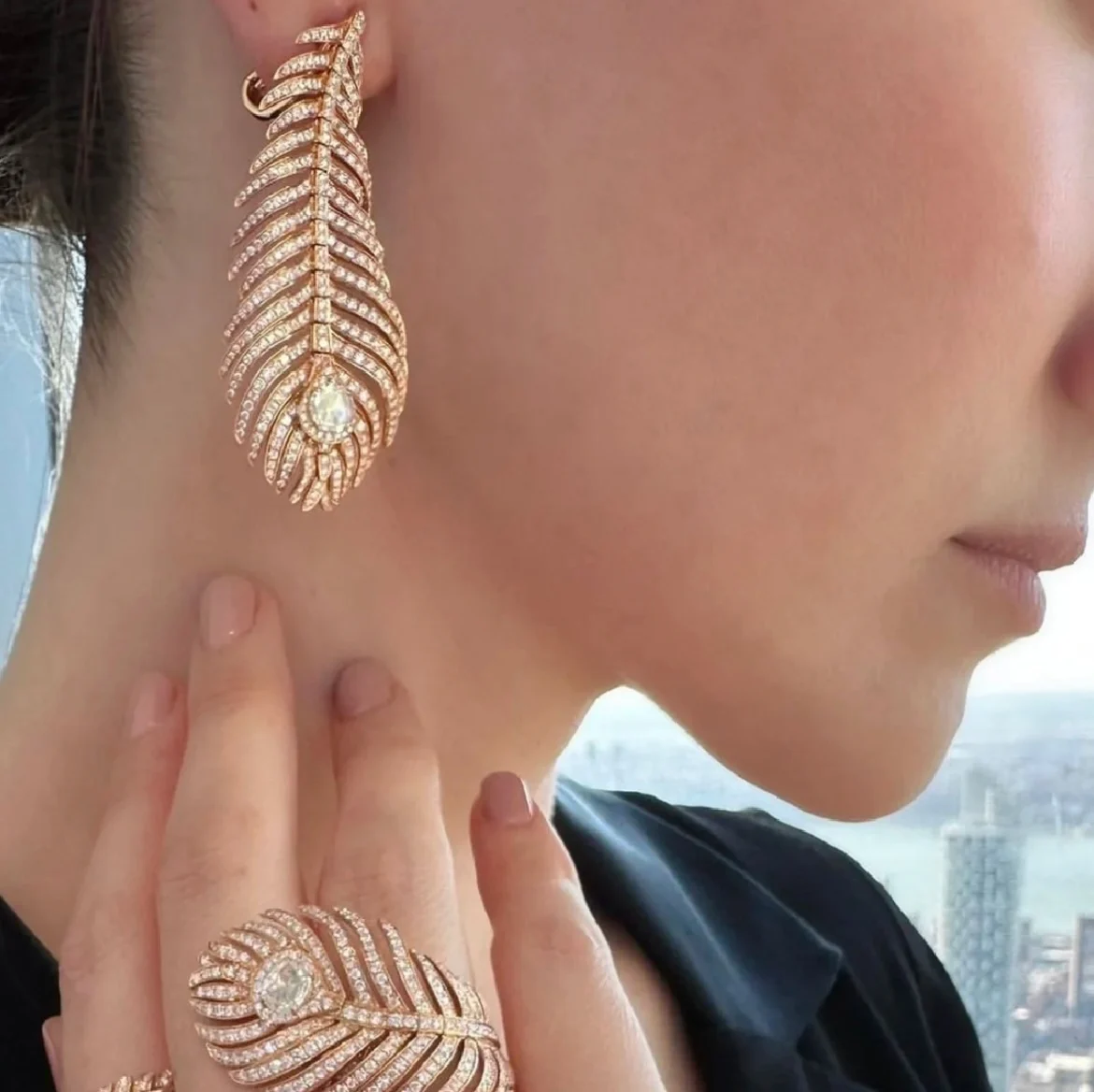 

Free ShippingNew European and American V-gold material, fashion, high-quality feather ring earrings, female dinner party gift