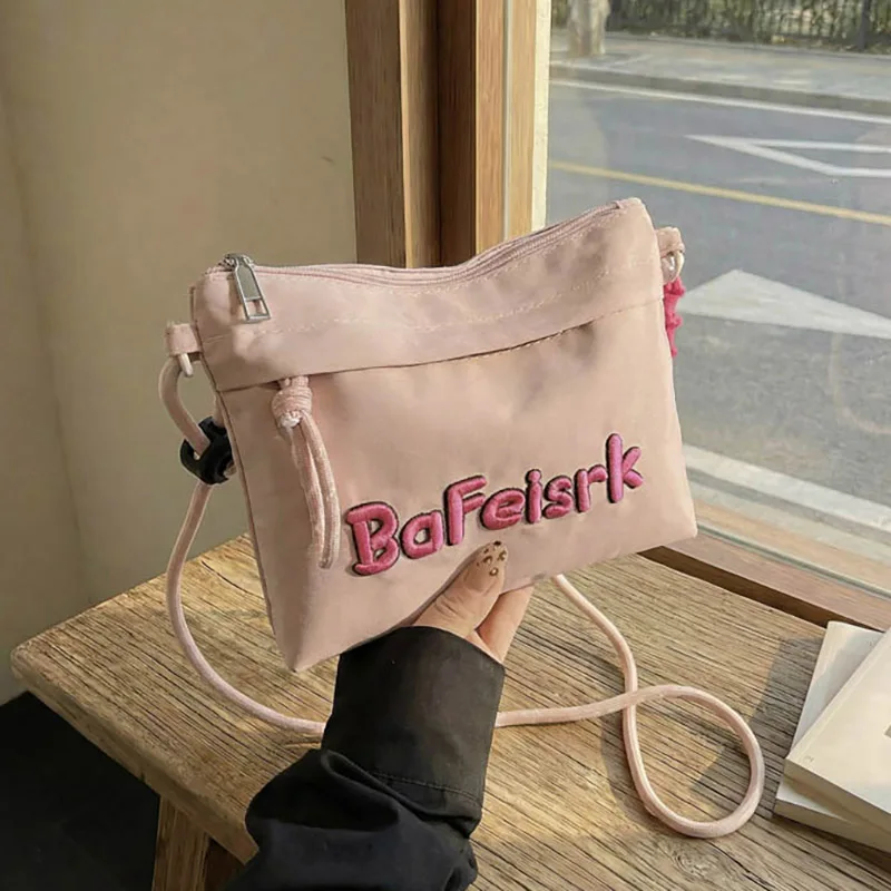 

Летняя вышитая сумка через плечо, новая женская стильная повседневная сумка через плечо, уникальный дизайн, большая вместимость и стильный крой с наклонной лямкой.