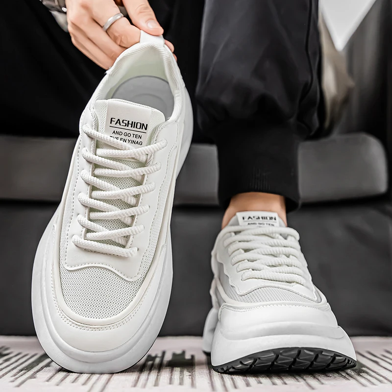 أحذية رجالية بيضاء شبكية جديدة قابلة للتنفس خفيفة الوزن ومنخفضة أعلى أحذية سميكة سوليد الارتفاع زيادة أحذية مريحة وغير رسمية