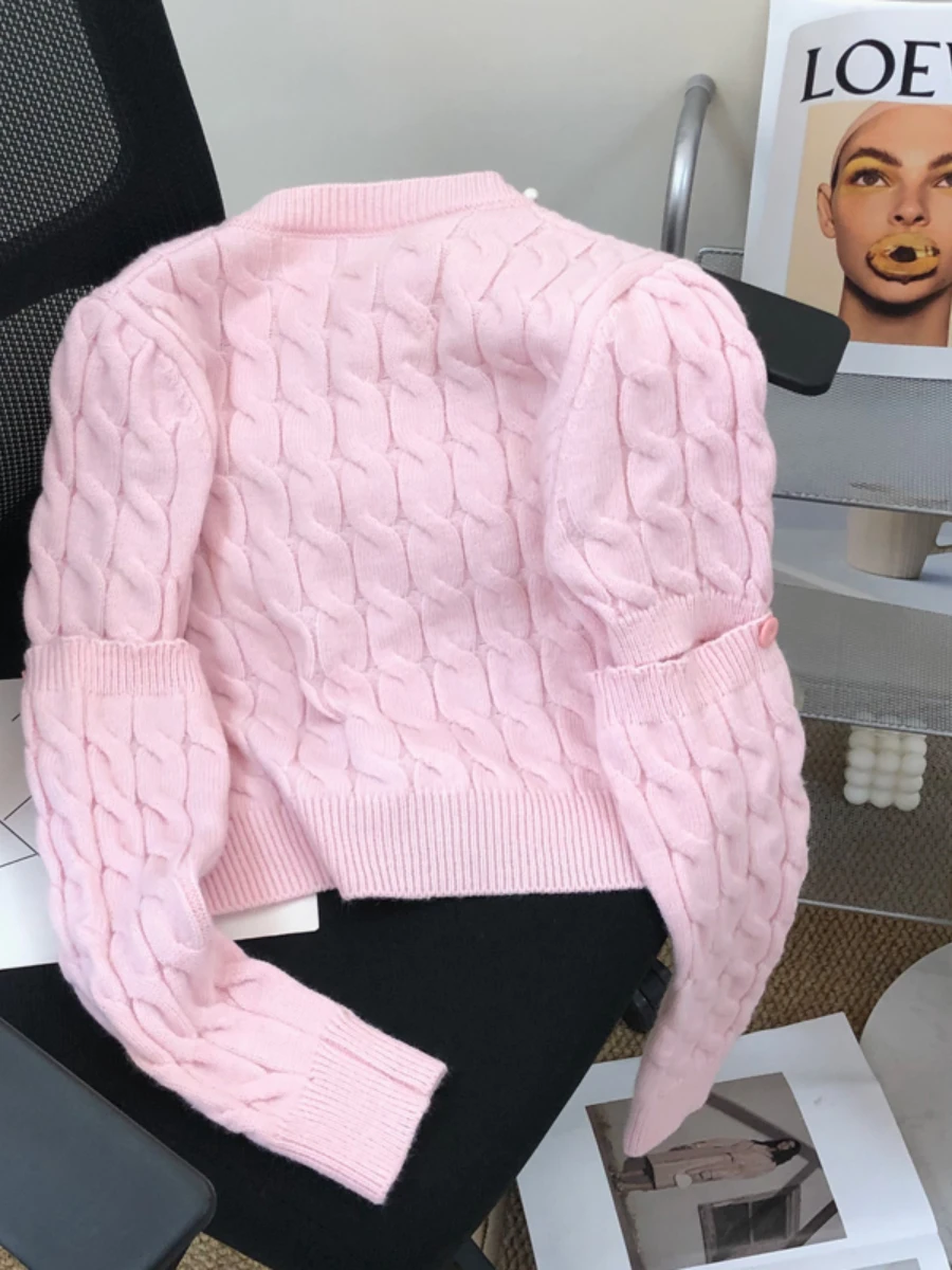 Cardigan lavorato a maglia twist rosa dolce con perline chic per le donne 2023 All'inizio della primavera Nuovo senso del design Abbigliamento esterno Cappotto maglione corto Top